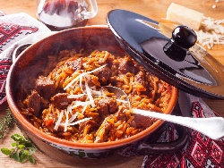 Традиционна гръцка агнешка яхния с паста орзо (арпа фиде), домати и сирене фета или кашкавал в глинен съд / гювеч - снимка на рецептата